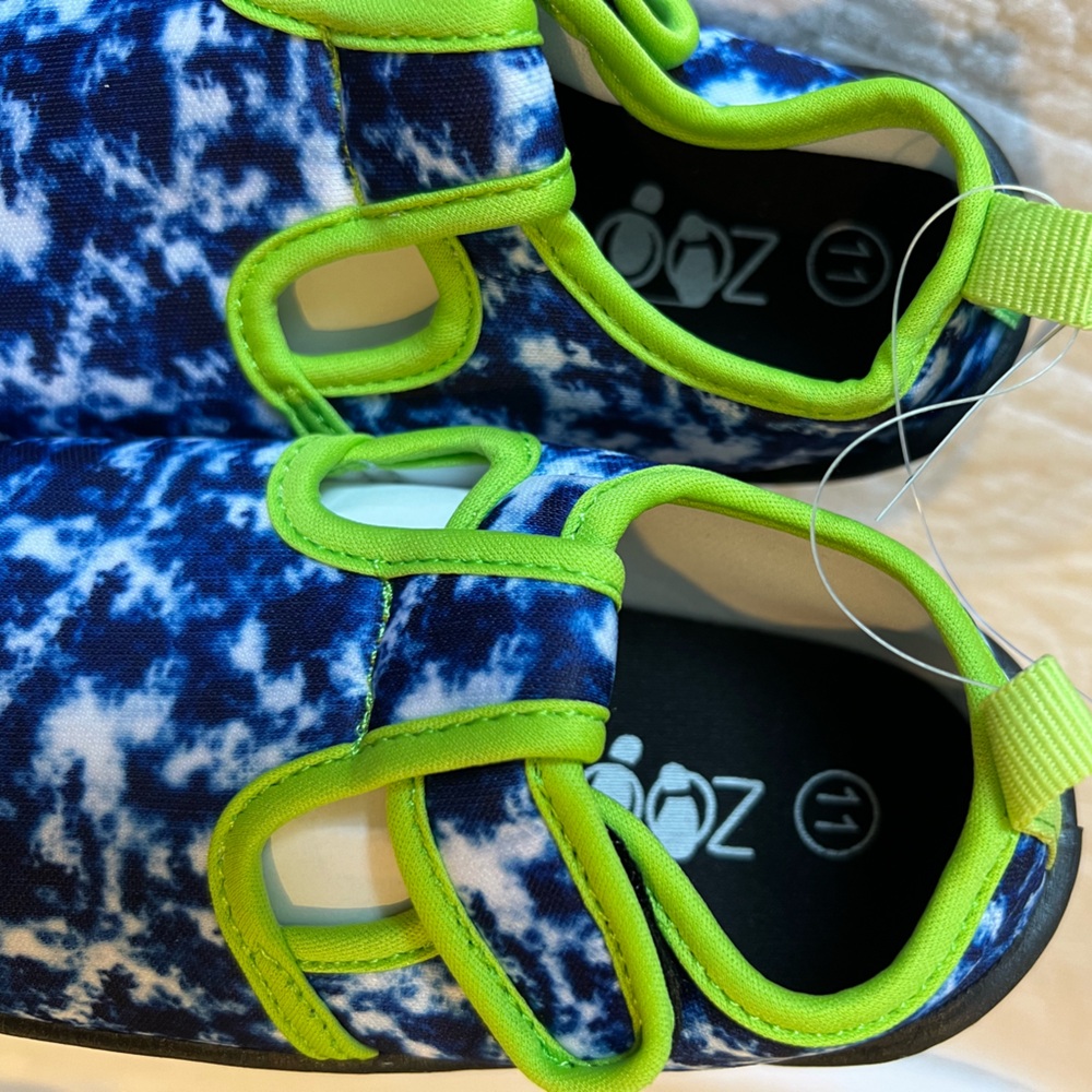 NWT Little kid size 11. Blue and Neon Green Water Shoes - Picture 4 of 6